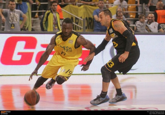 adegboye2_aris_aek_playoffs_g1