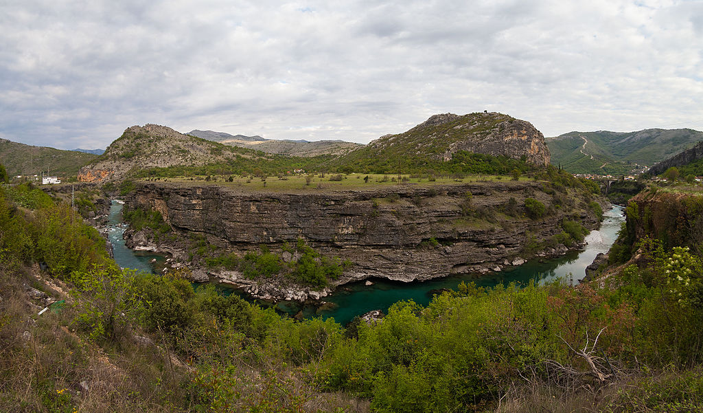 Río_Moraca,_norte_de_Podgorica,_Montenegro,_2014-04-14,_DD_09