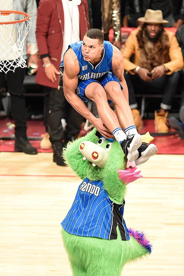 021316-NBA-Aaron-Gordon-dunks-the-ball-over-Magic-mascot-Stuff-IA.vadapt.664.high.48